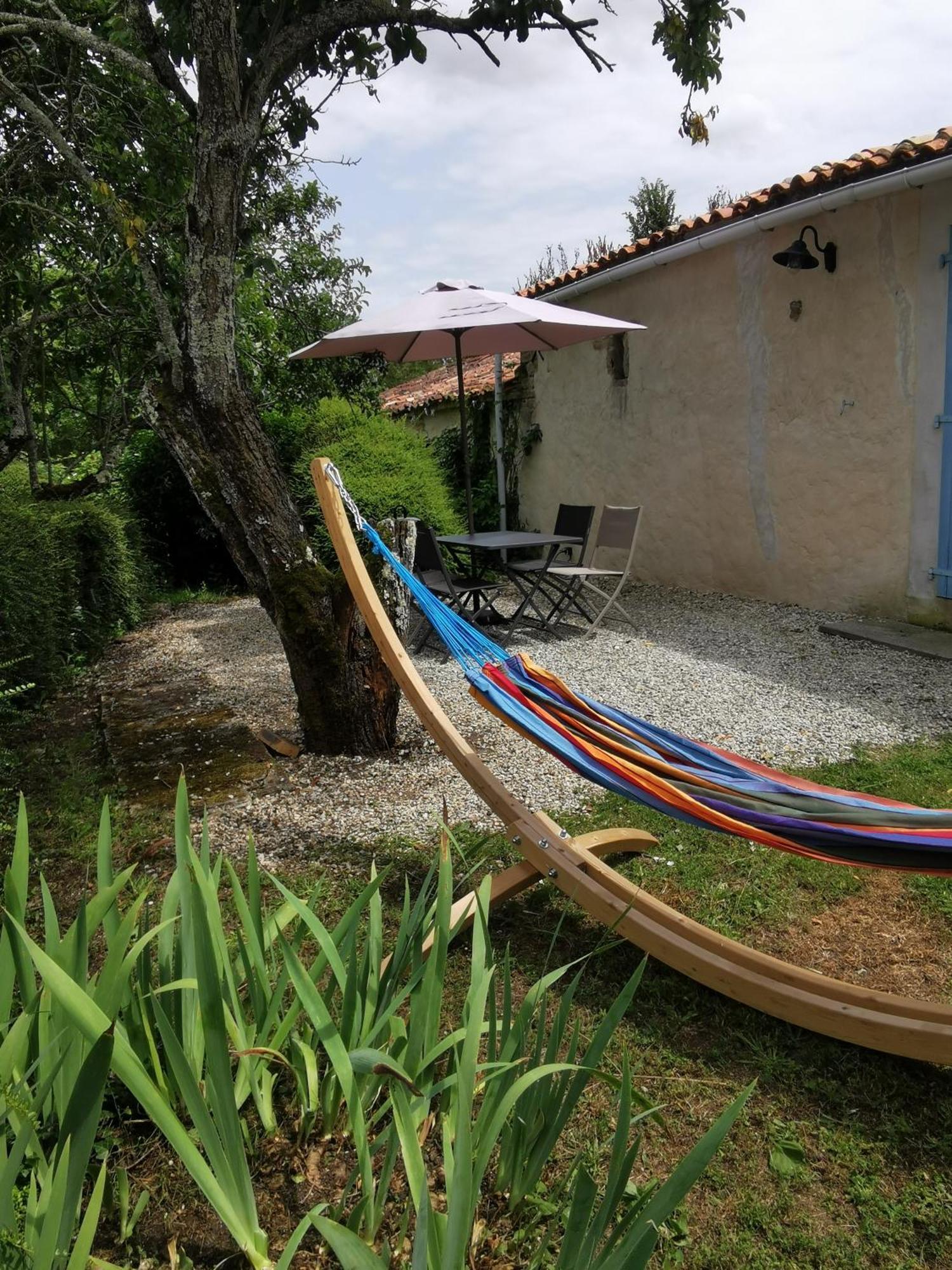 L'Enclos Bleu, Gite - Marais Poitevin Avec Piscine Chauffee Chaille-Les-Marais Eksteriør bilde