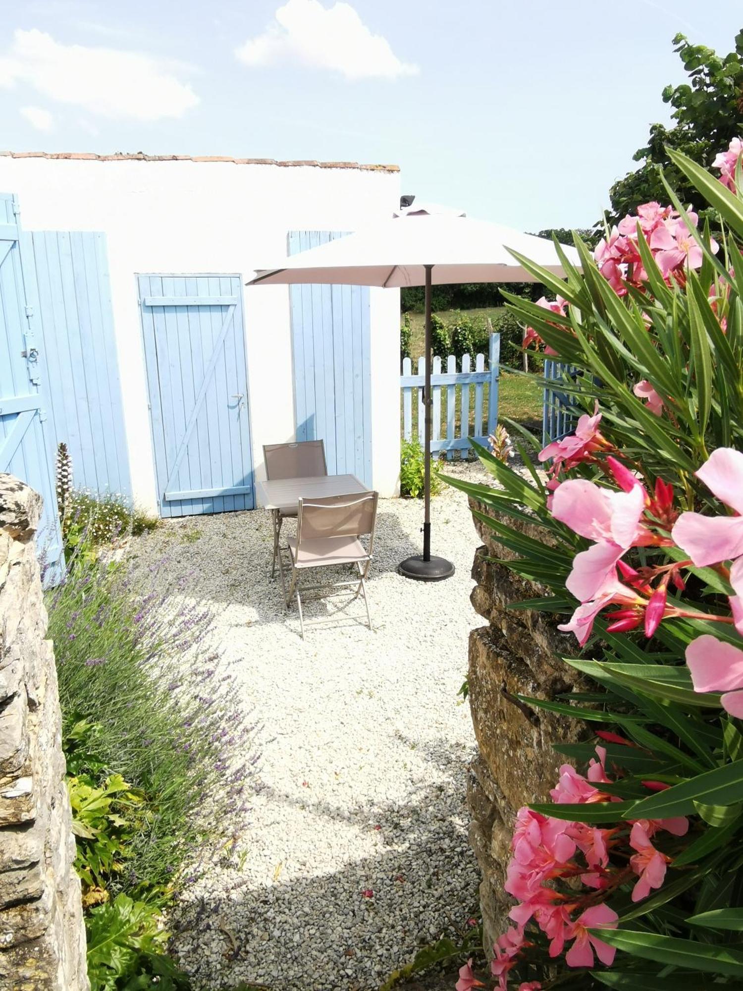 L'Enclos Bleu, Gite - Marais Poitevin Avec Piscine Chauffee Chaille-Les-Marais Eksteriør bilde